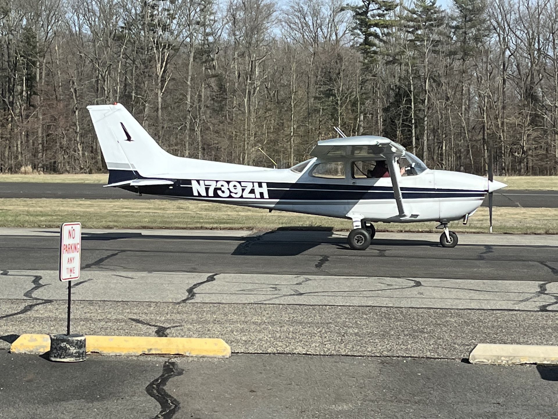 a small plane with the numbers n739zh on the side of it