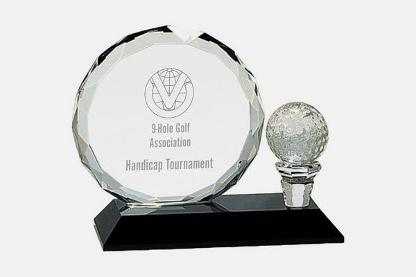 A glass plaque that says ' hole golf association ' on it