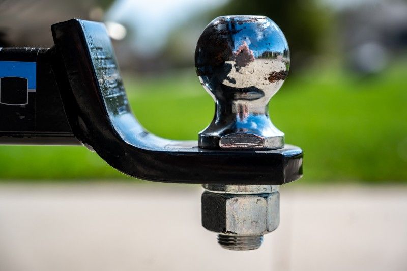 A close up of a trailer hitch with a ball attached to it.