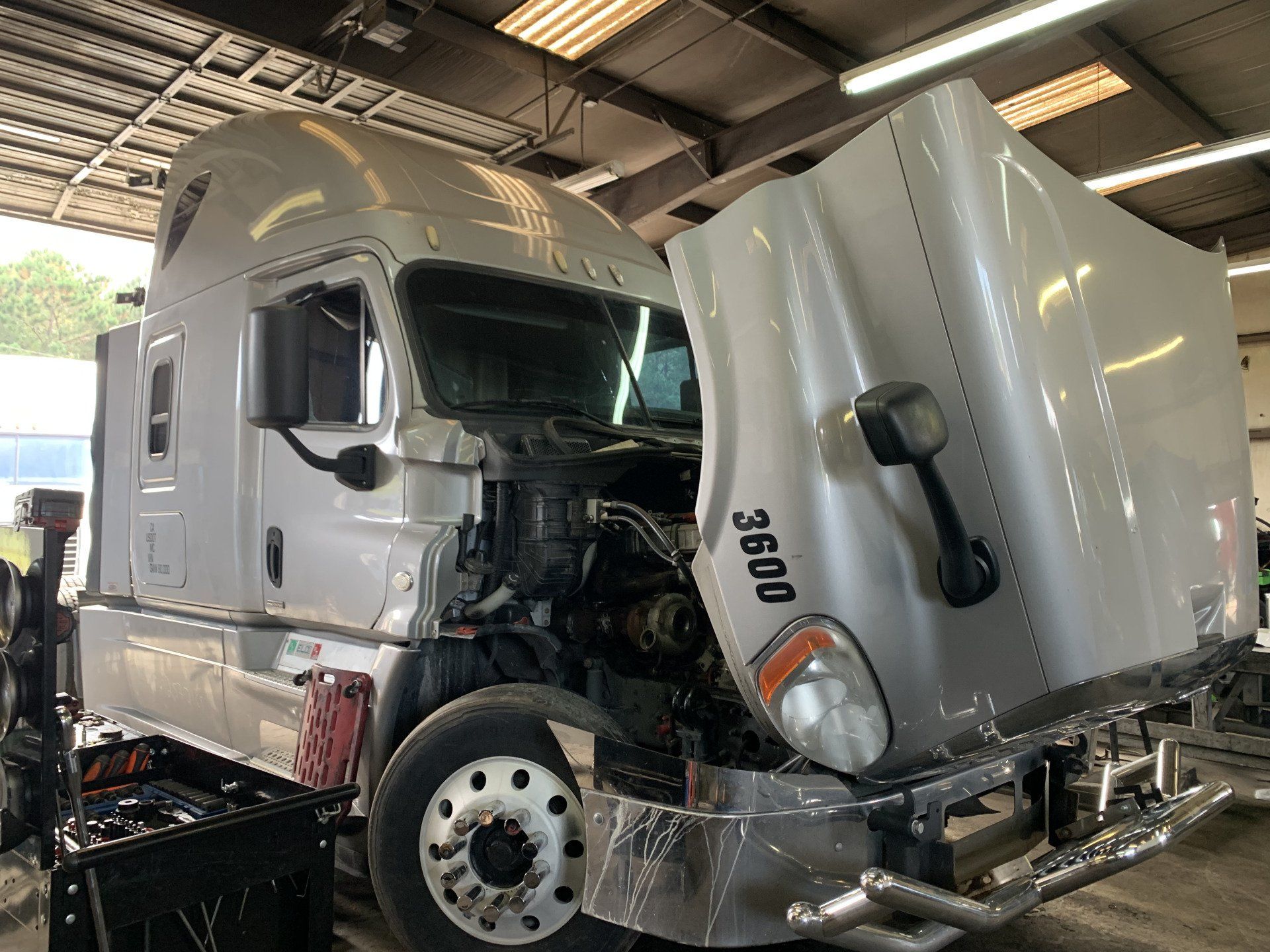 Semi Truck Engine Repair Specialists, Freightliner, Detroit, Cummins