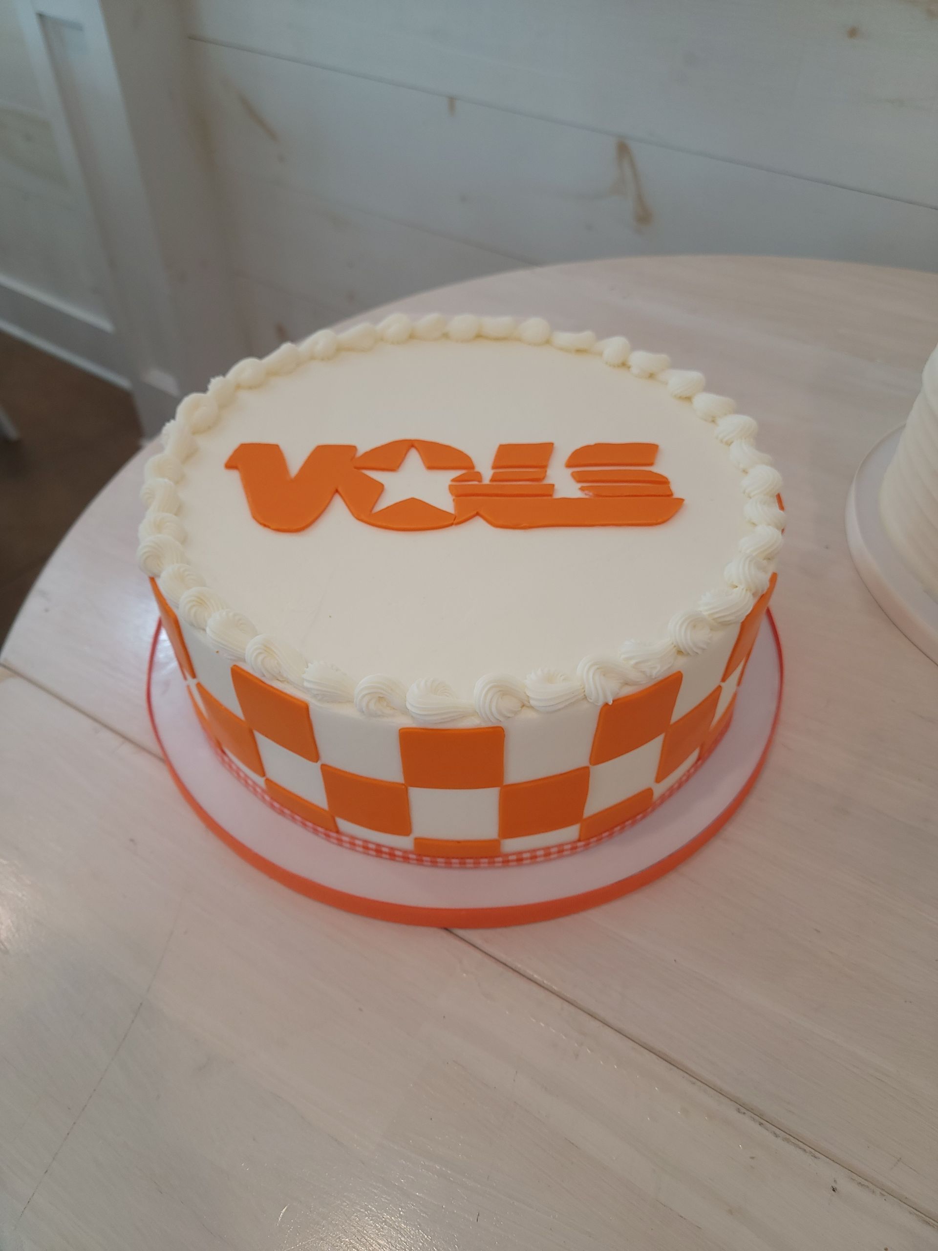 A cake with the Tennessee Vols logo on it
