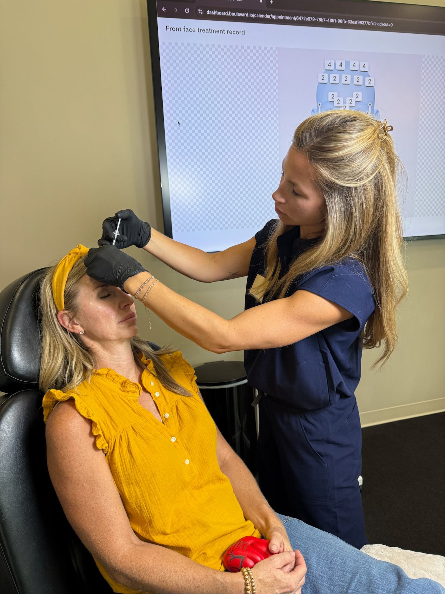 A student performs a forehead neurotoxin injection during hands-on cosmetic injectable training in Coppell, TX.