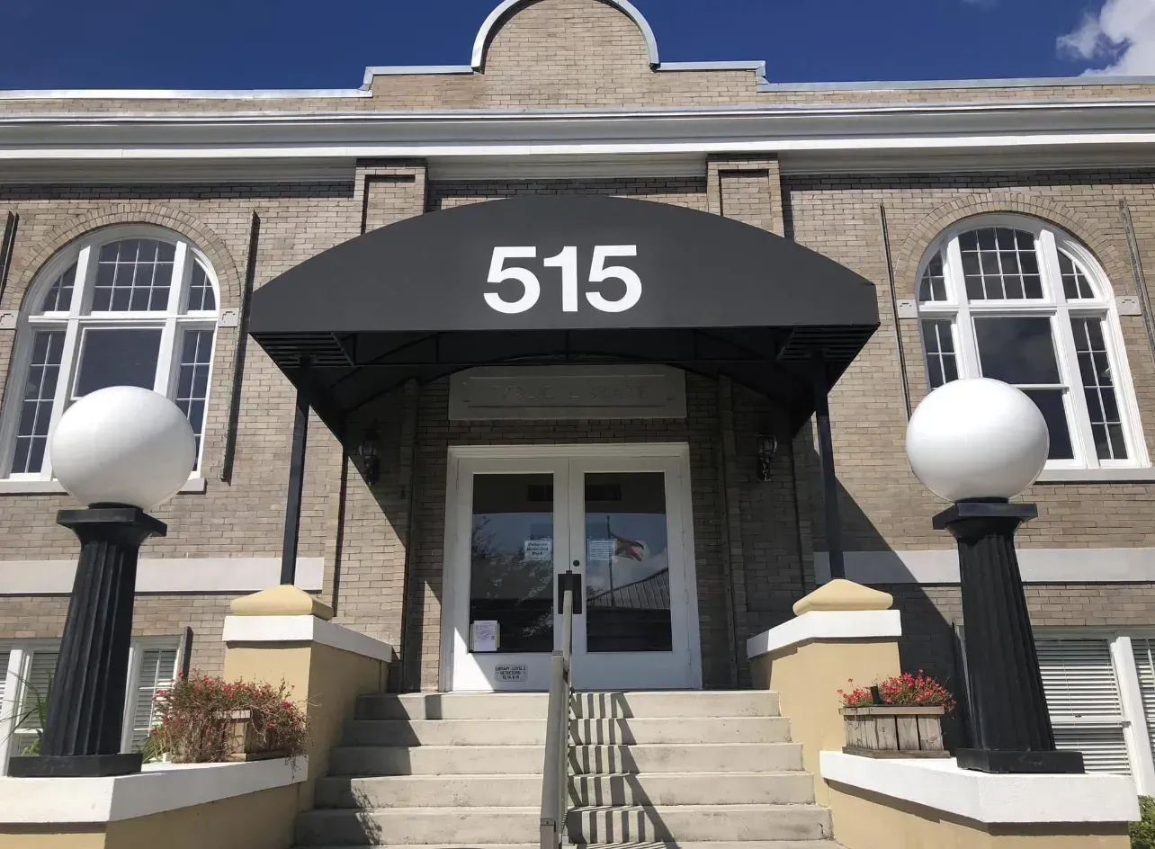 a building with a black awning over the entrance and the number 515 on it
