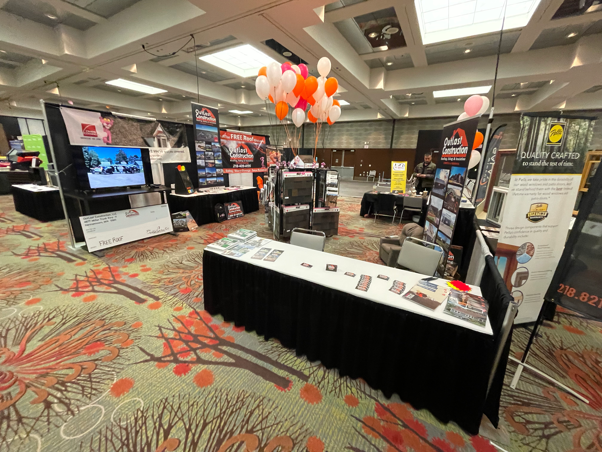 A large room filled with tables and balloons.