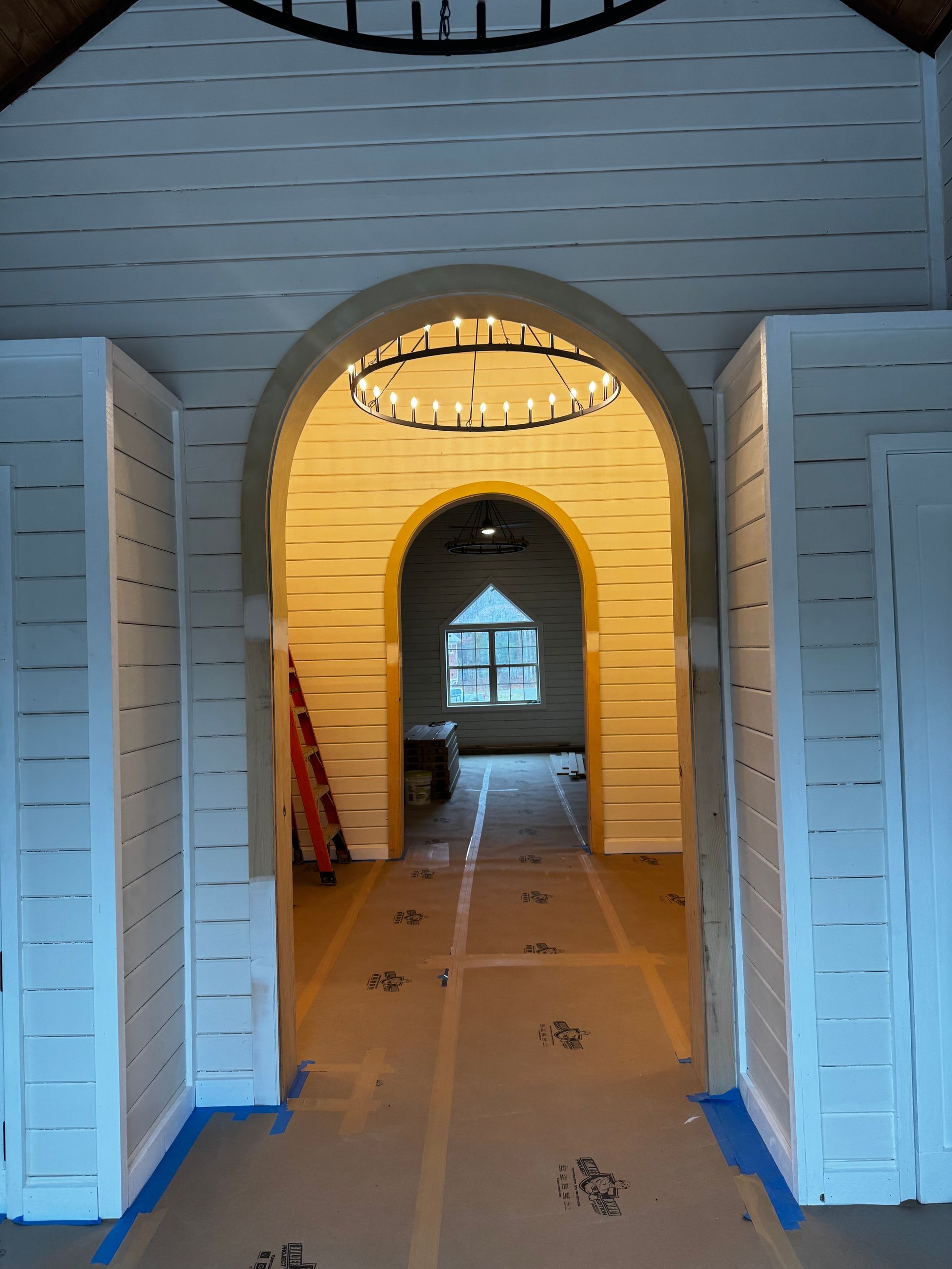 A hallway with a chandelier hanging from the ceiling
