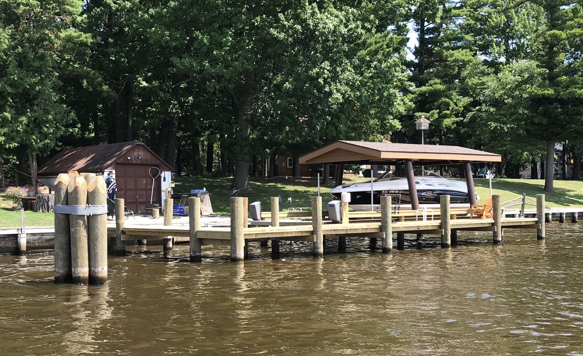 A boat is docked at a dock in the middle of a lake.