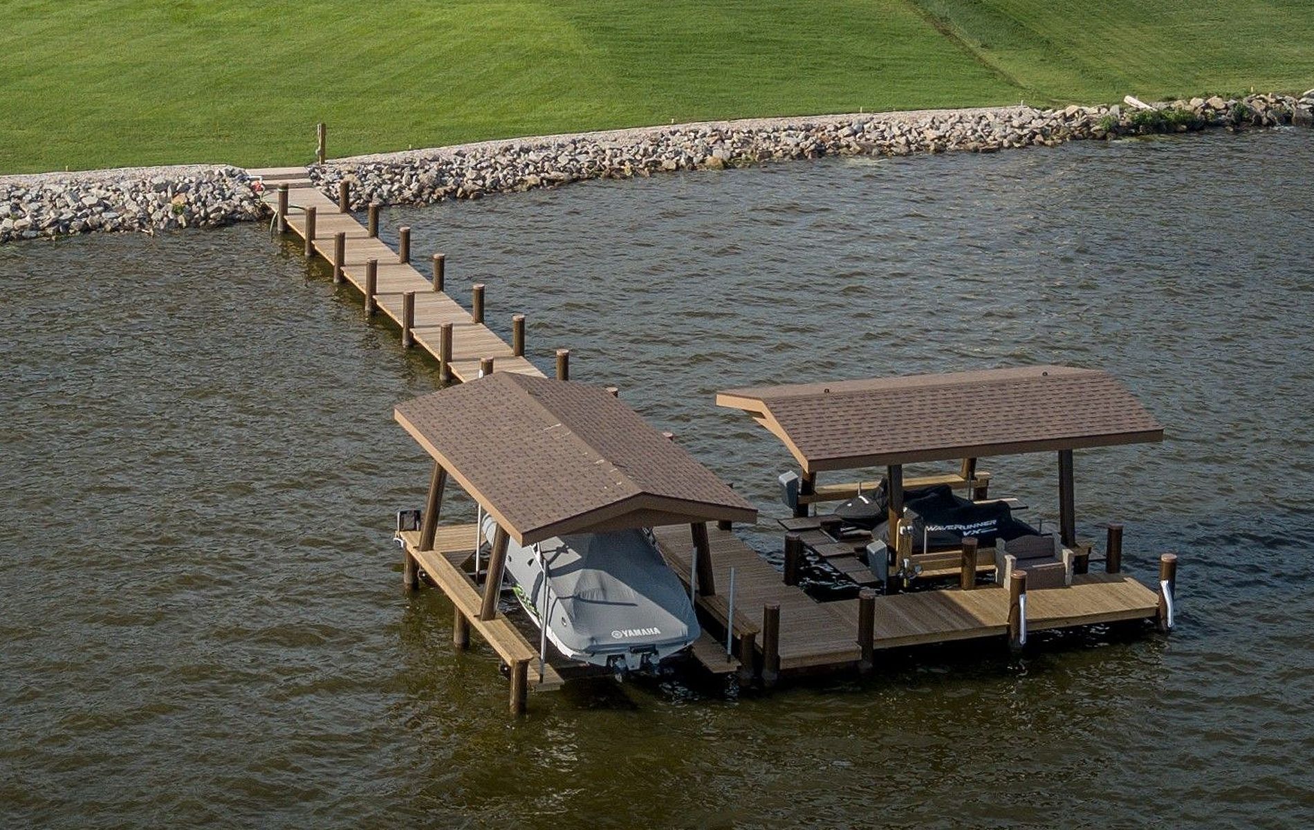A boat is docked at a dock on a lake