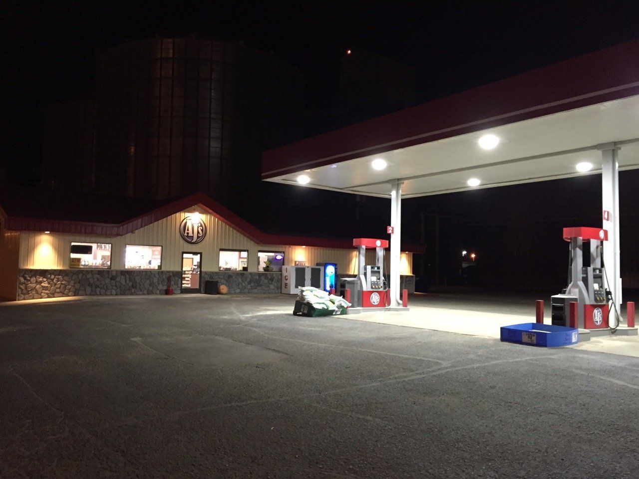 A gas station that is lit up at night