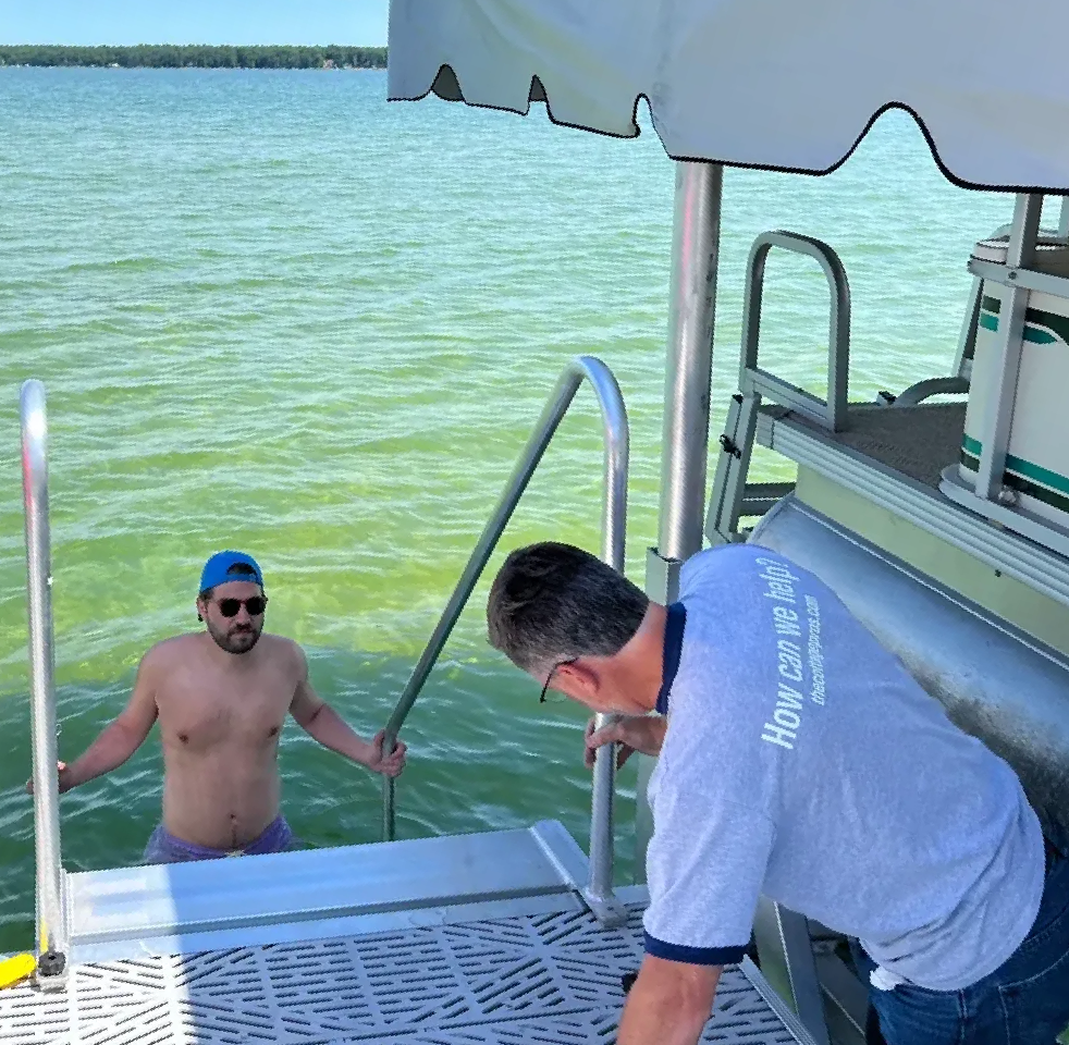 a man wearing a shirt that says how can we help