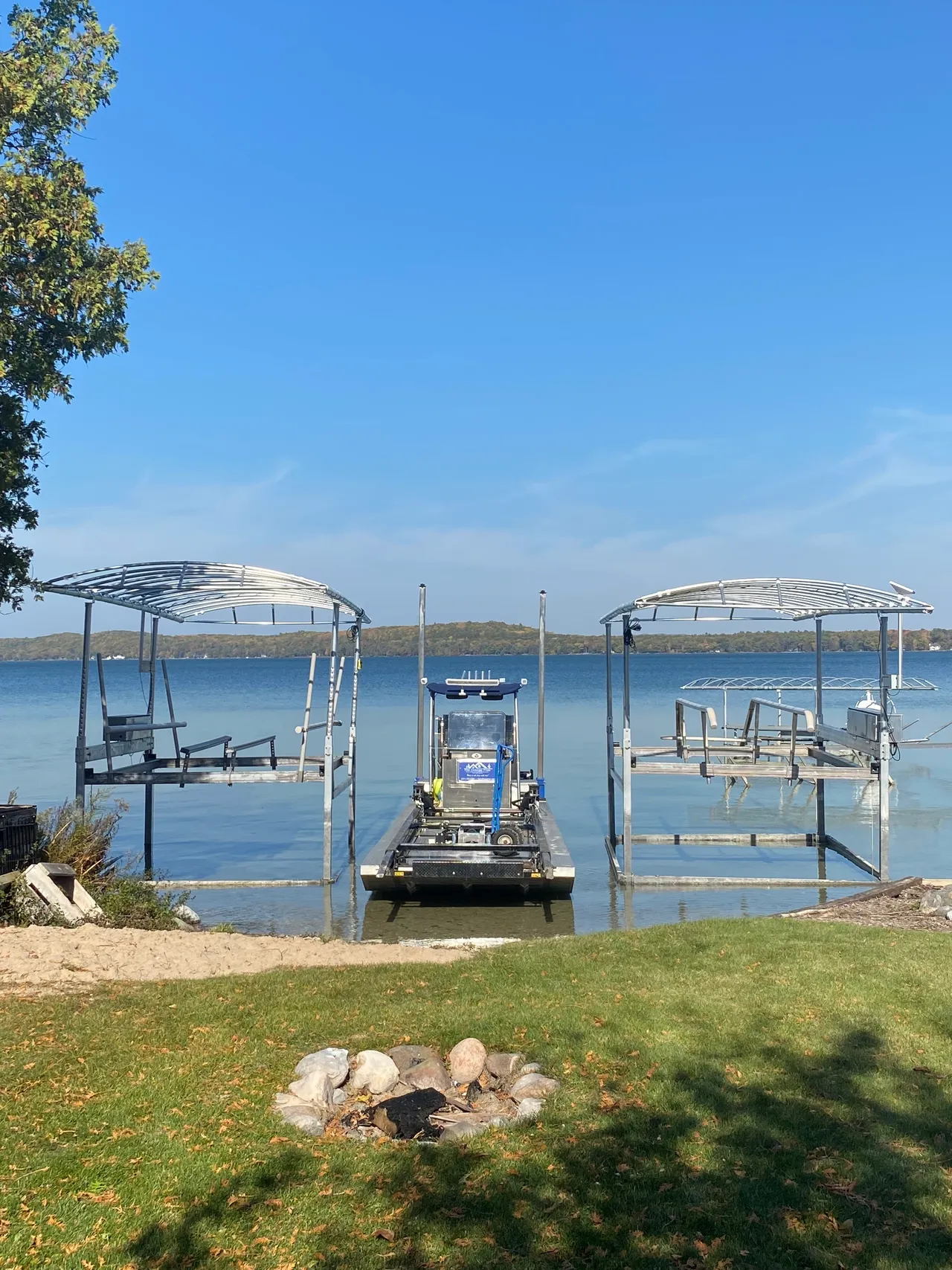 a boat is docked at a dock on a lake