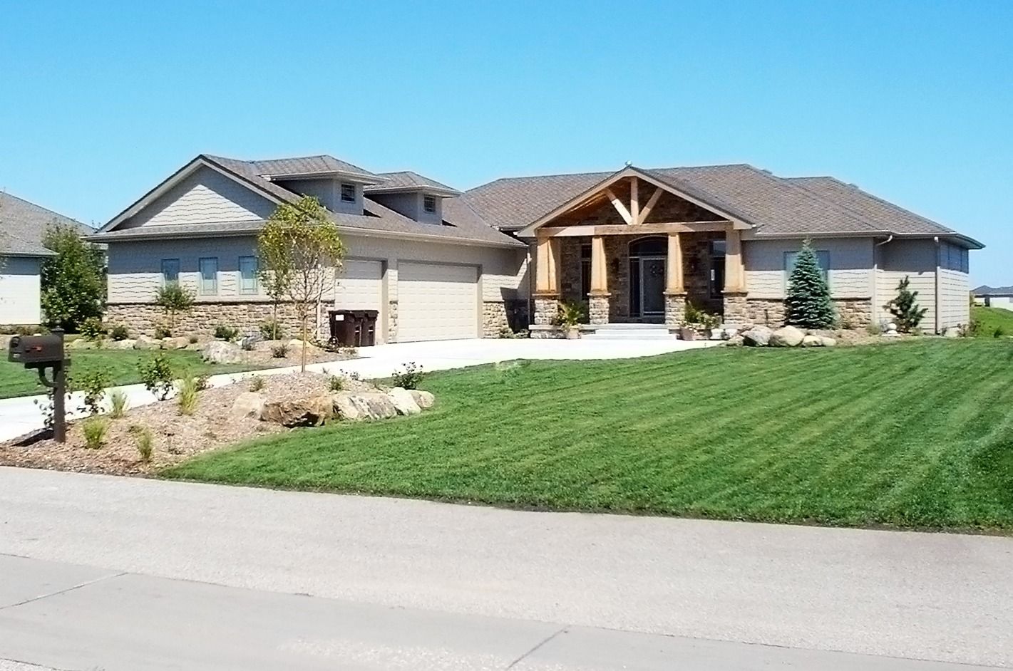 A large house with a mailbox in front of it