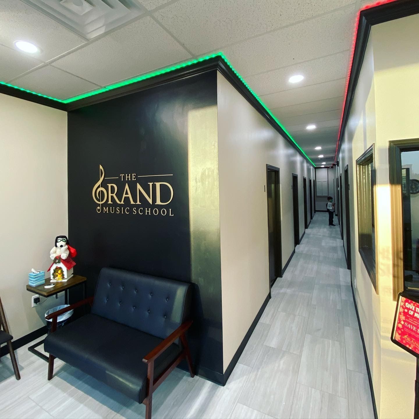 A long hallway with the word grand on the wall