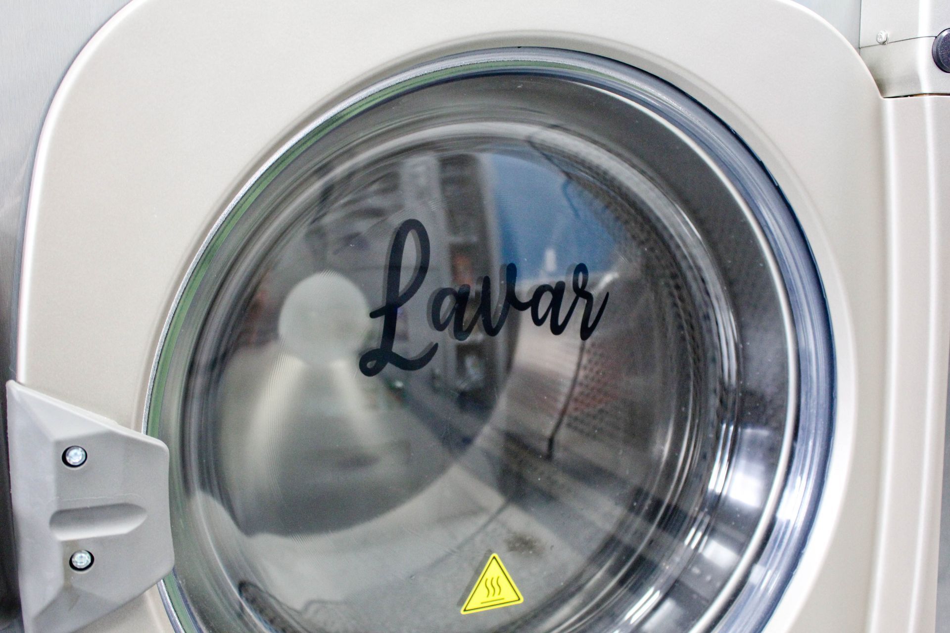 a washing machine with the word lavar written on the door
