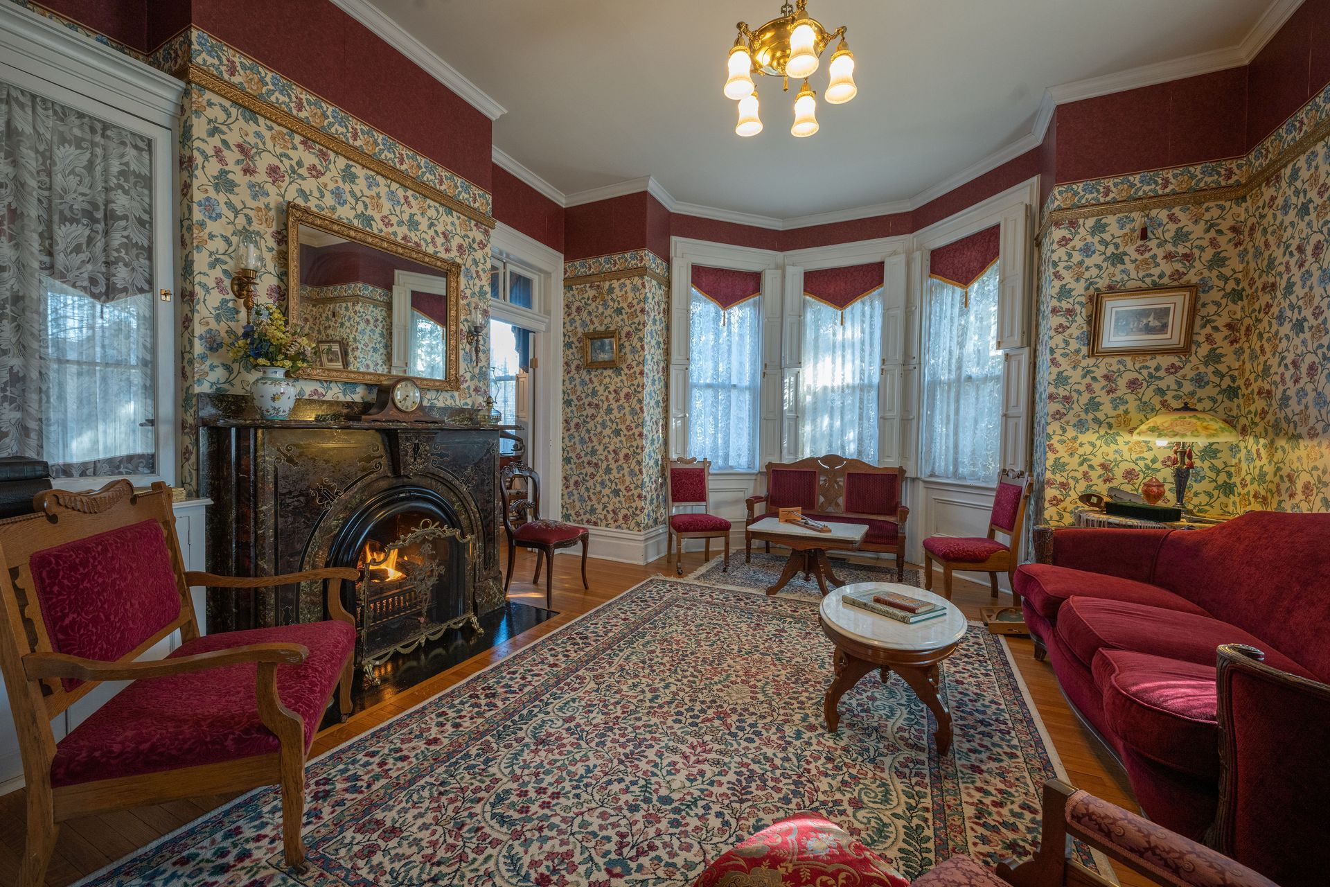 A living room filled with furniture and a fireplace.