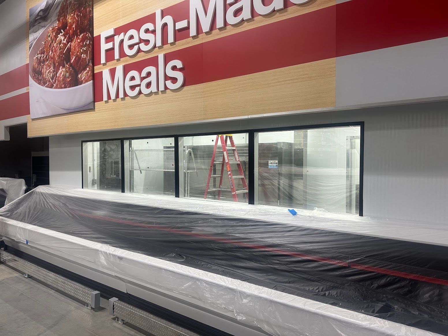 A store with a sign that says fresh meals on it