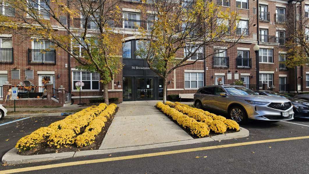 A building with a lot of cars parked in front of it.