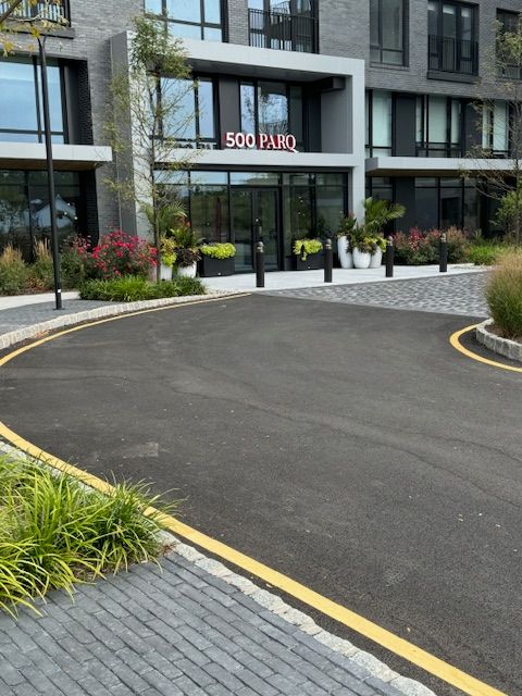 A building with the word solitaire on it