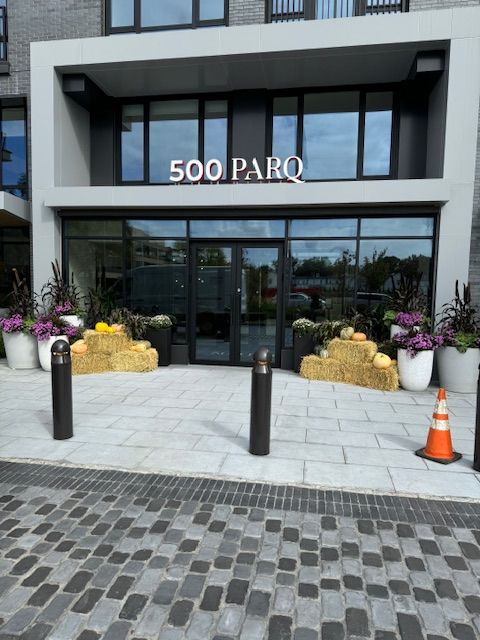 A building with a sign that says 500 parq