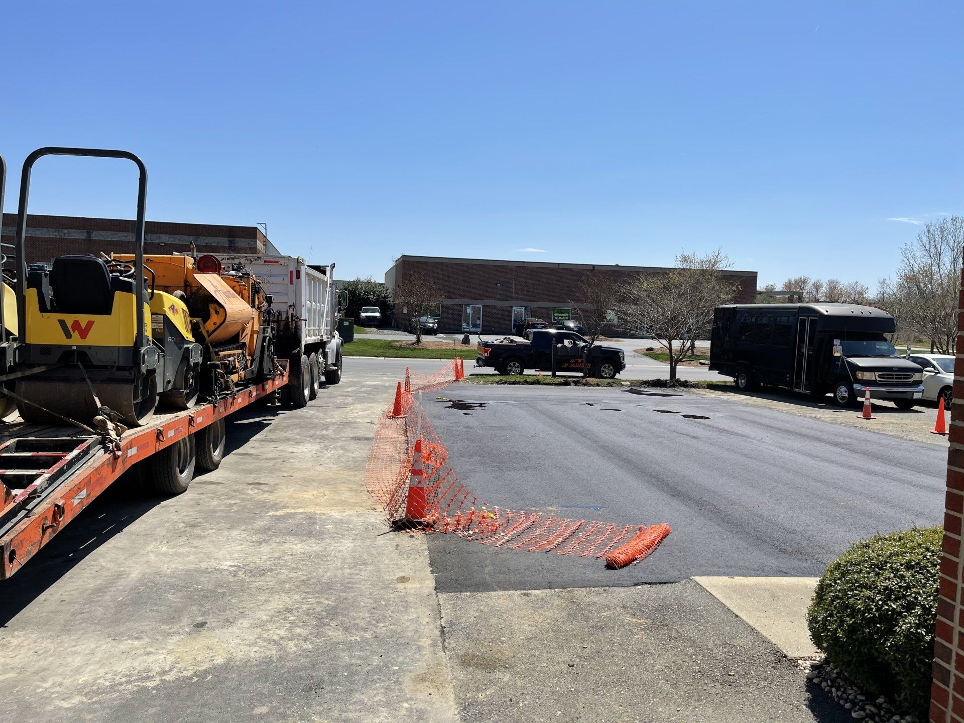 Asphalt and sealcoating services