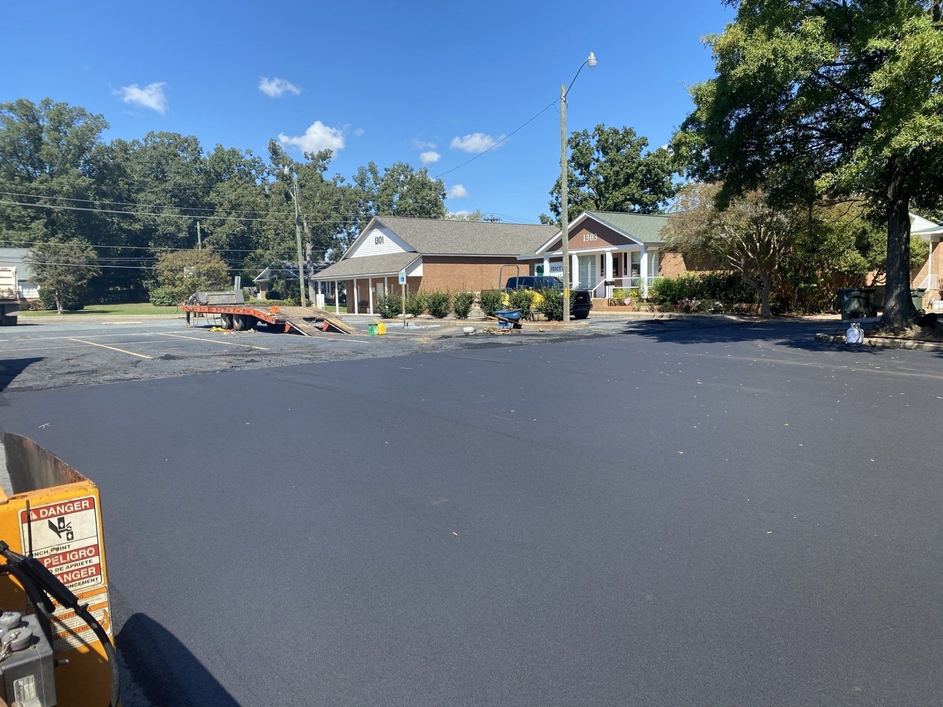 Asphalt and sealcoating services