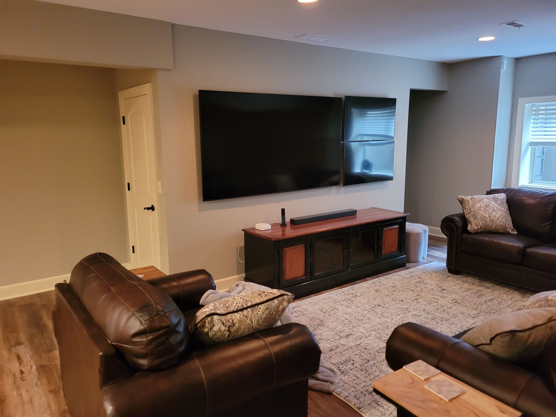 A living room filled with furniture and a flat screen tv.