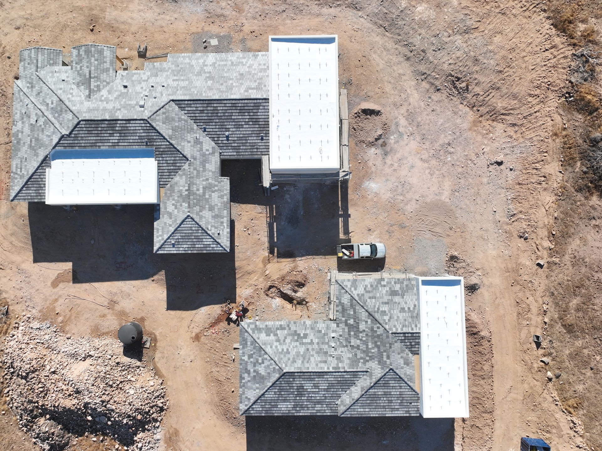 An aerial view of a house in the desert.