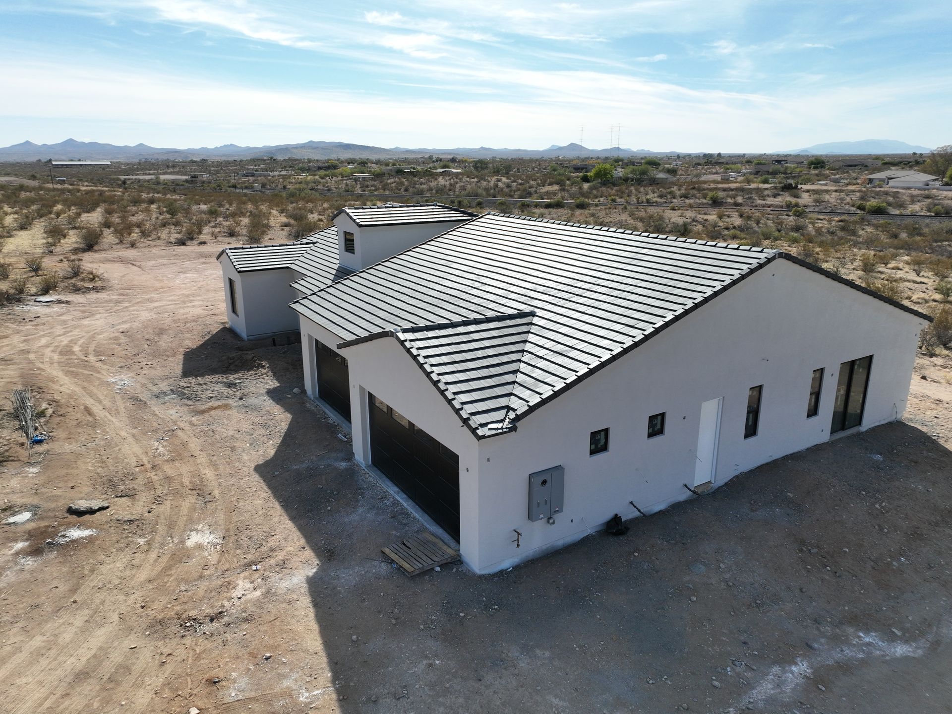 An aerial view of a house in the desert.