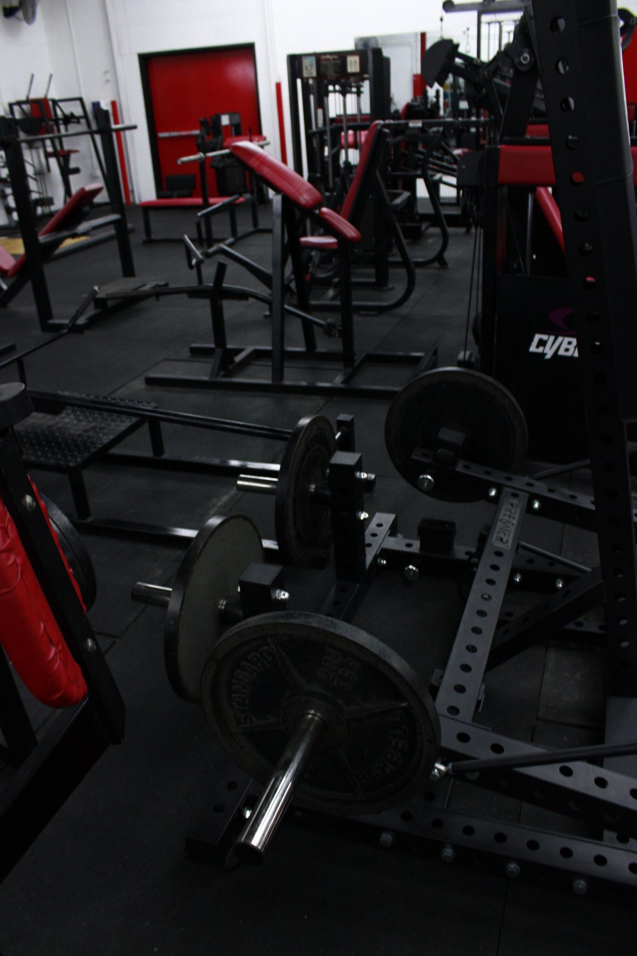 A gym with a cybex machine in the middle