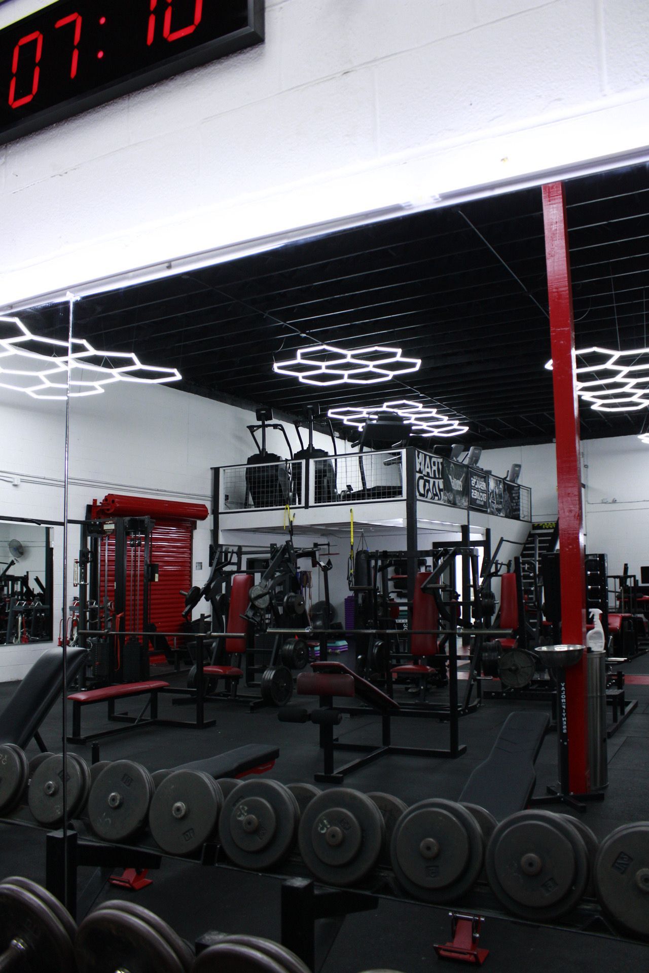 A gym with a clock on the wall that says 7:10