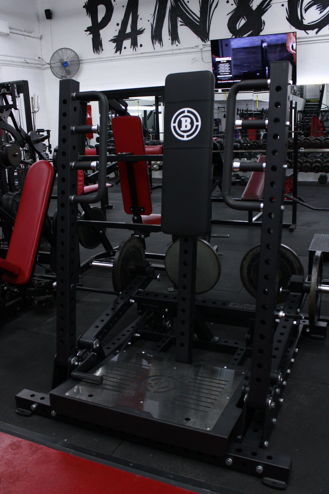 A gym with a sign that says pain on it