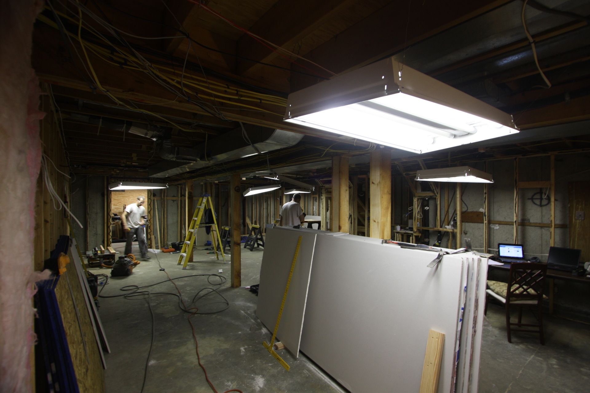 A large room with a lot of lights hanging from the ceiling.