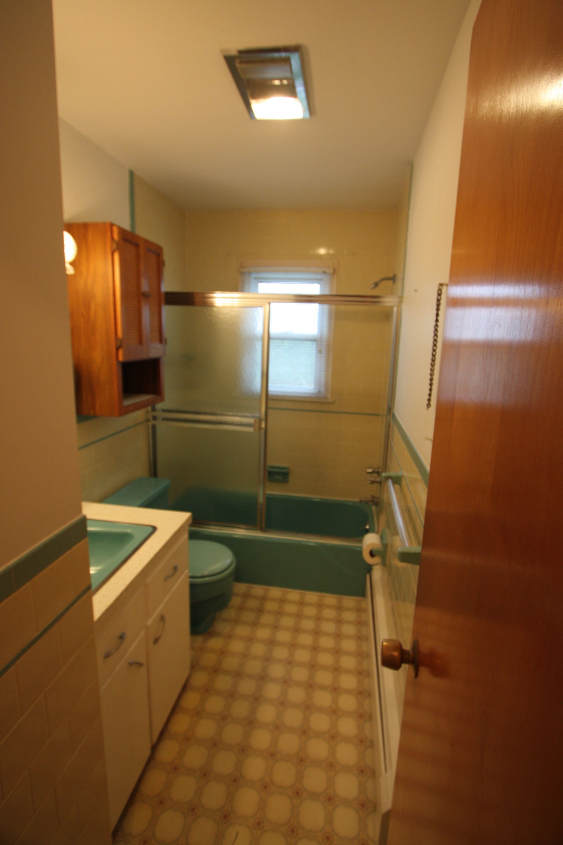 A bathroom with a toilet, a sink, and a bathtub.
