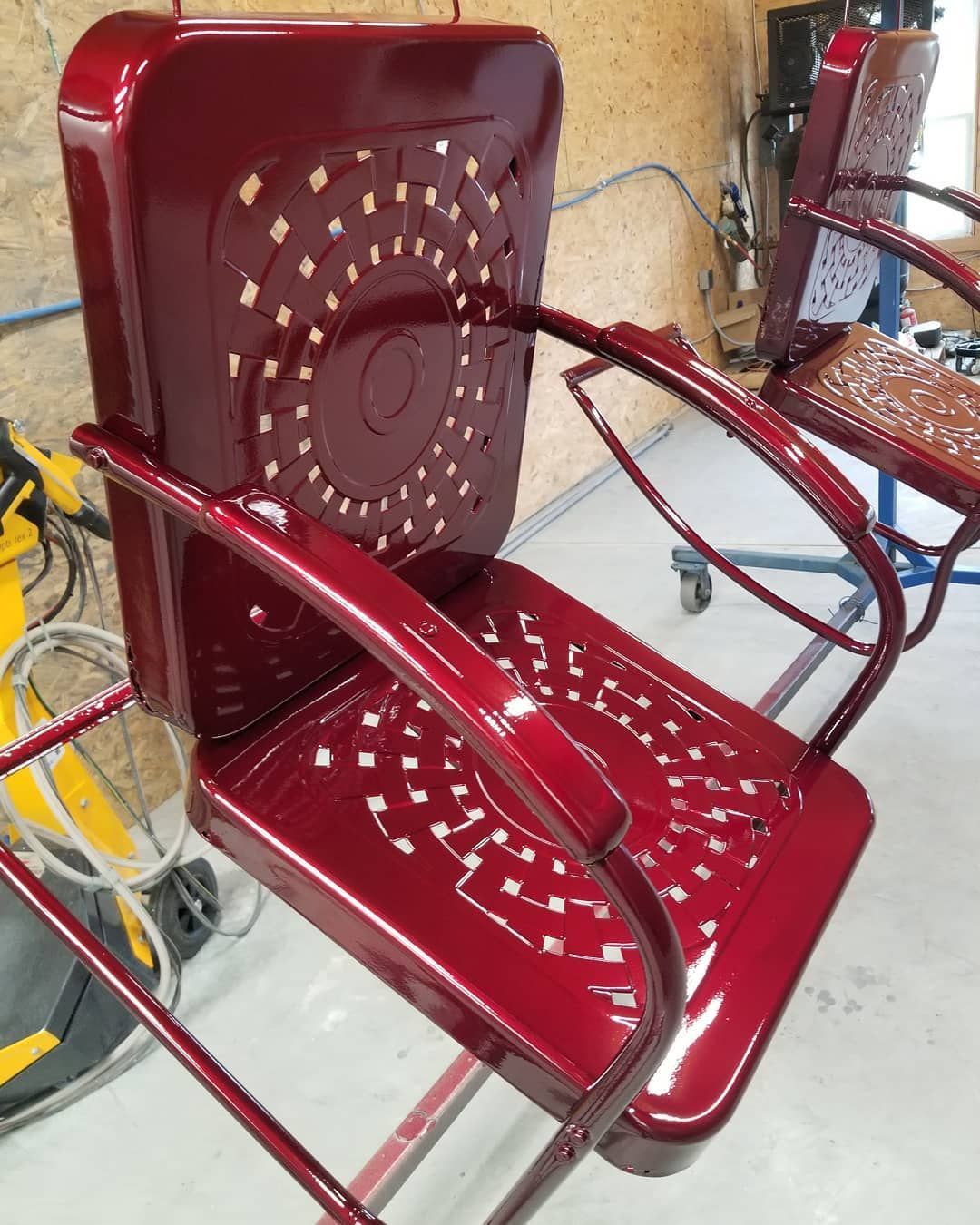 A pair of red chairs are sitting next to each other in a room.