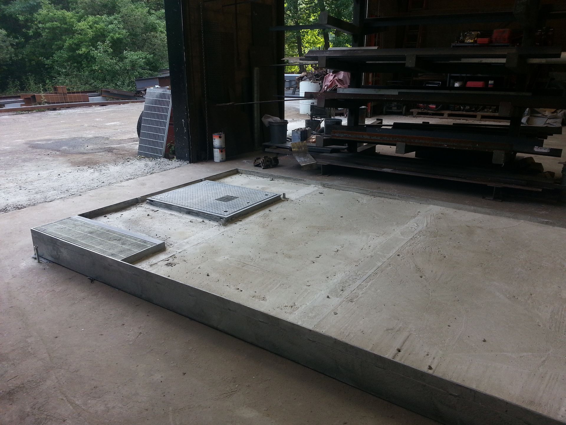 A concrete platform with a metal cover on top of it