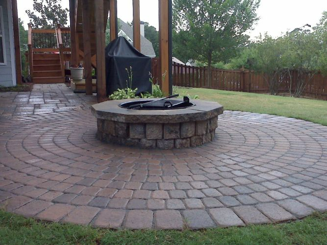 there is a fire pit in the middle of the patio .