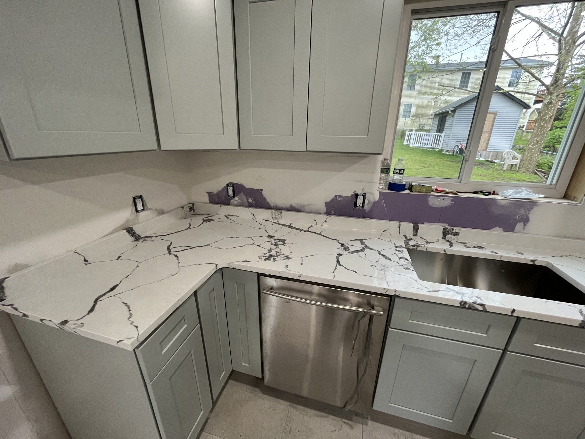 Kitchen with back and white quartz countertop