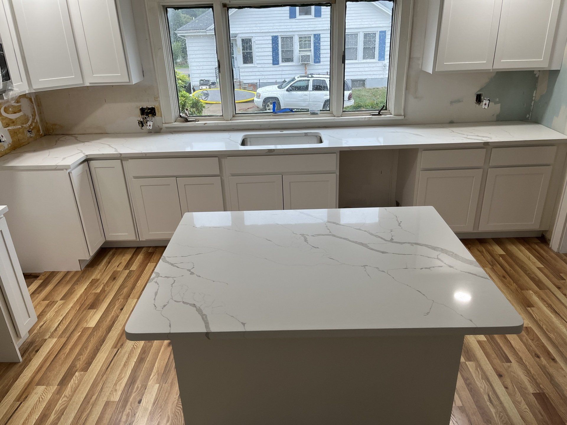 Kitchen with a small island in the middle