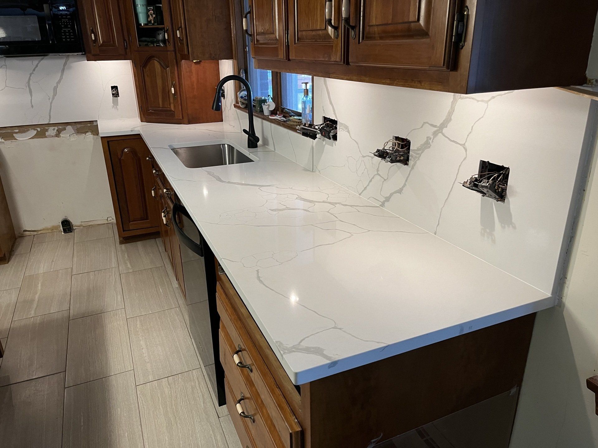 Gray and white quartz countertop