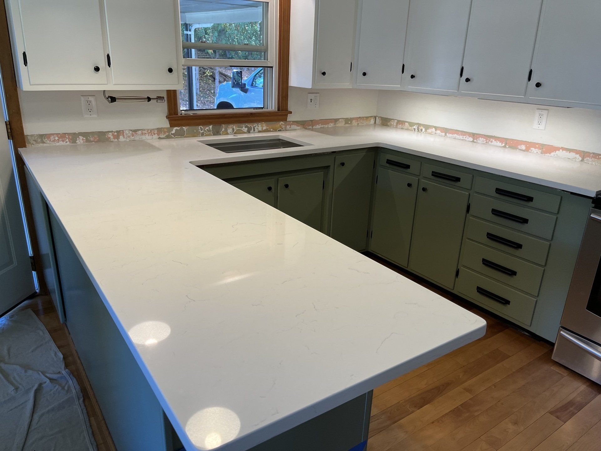 U-shaped kitchen countertop