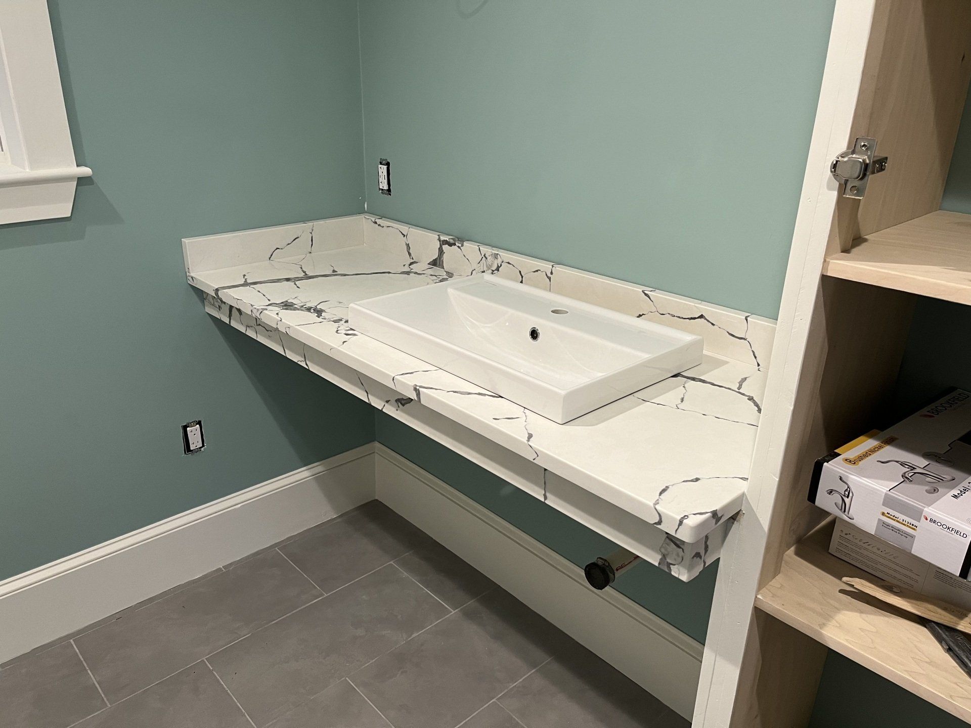 Sideview of a bathroom quartz countertops