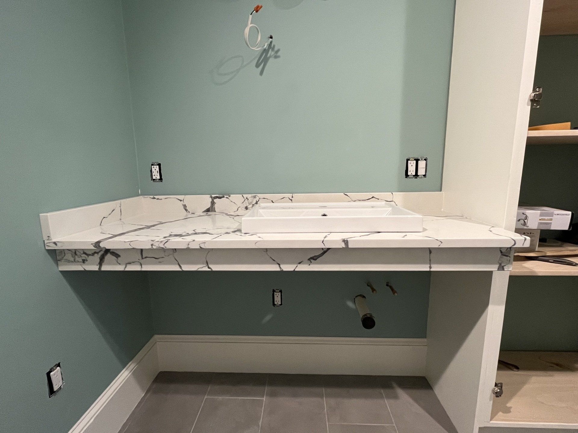 Sideview of a bathroom quartz countertops