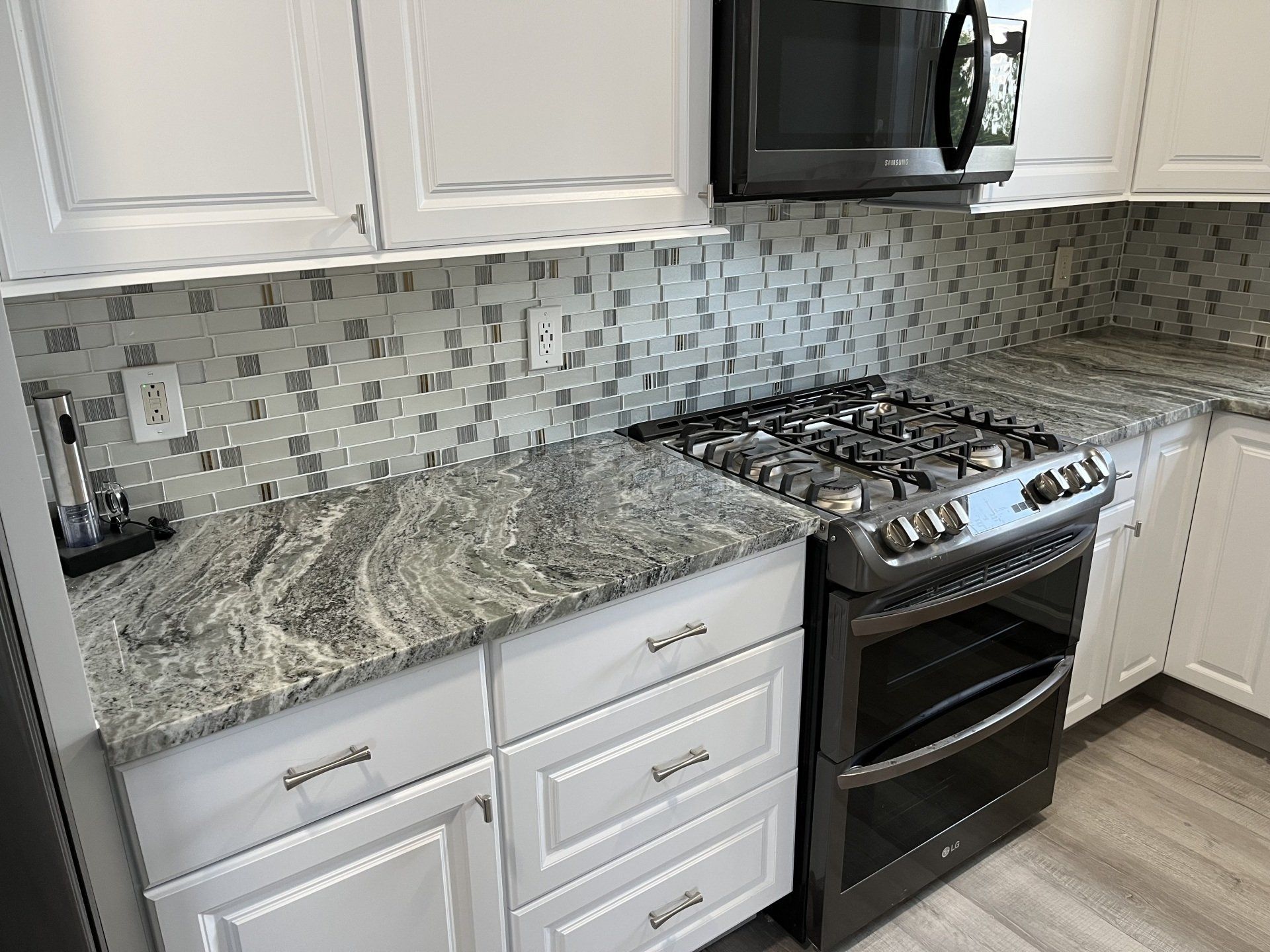 Kitchen with a tile backsplash