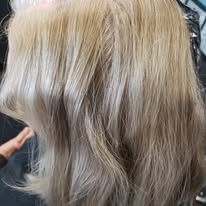 A close up of a woman 's blonde hair in a salon.