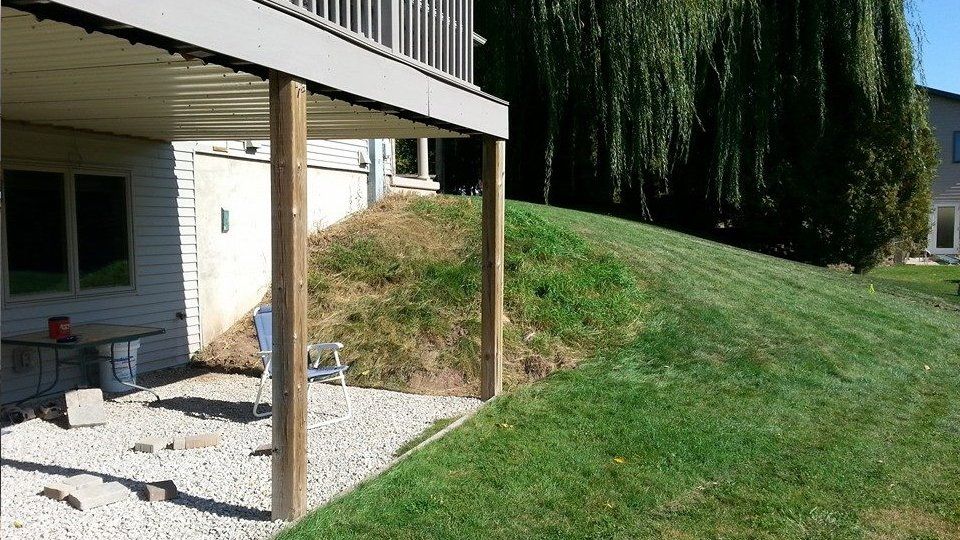 House with lawn on side