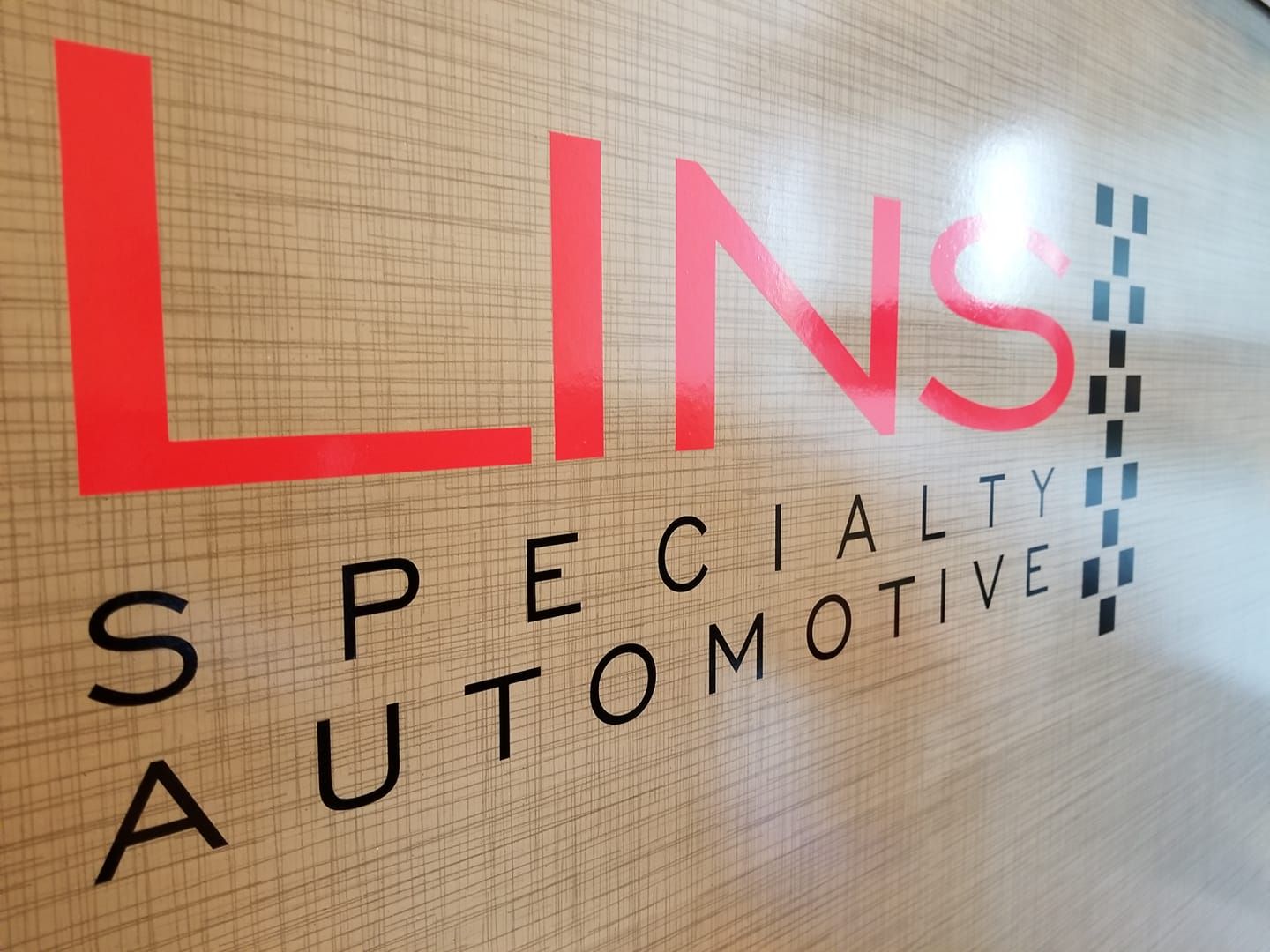 A sign that says lins specialty automotive on it