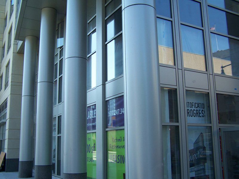 Building column and glass