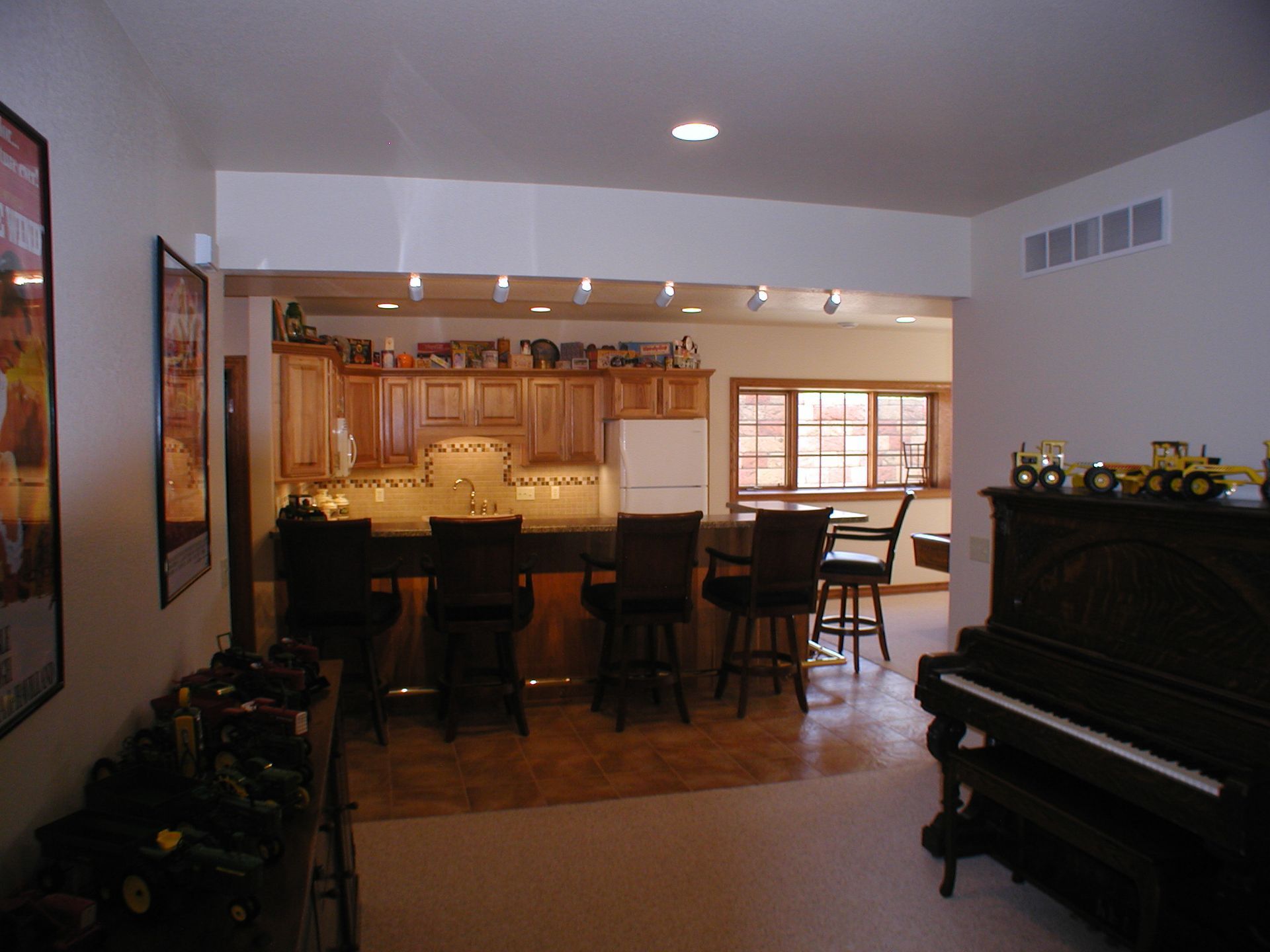 Kitchen area with piano