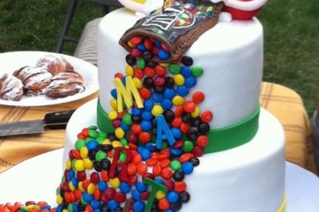 Flowing m&m in cake