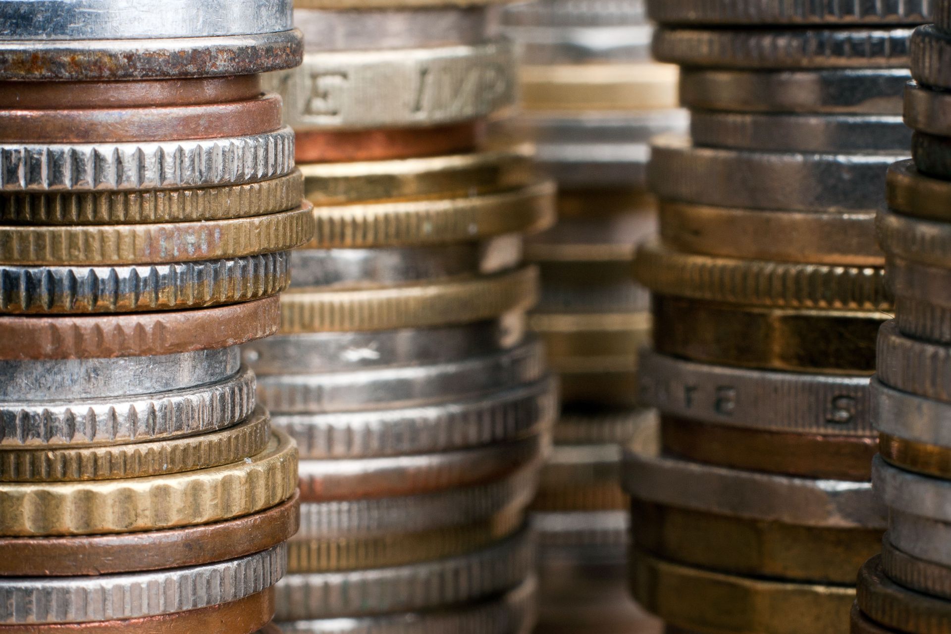 A stack of coins with one that says e on it