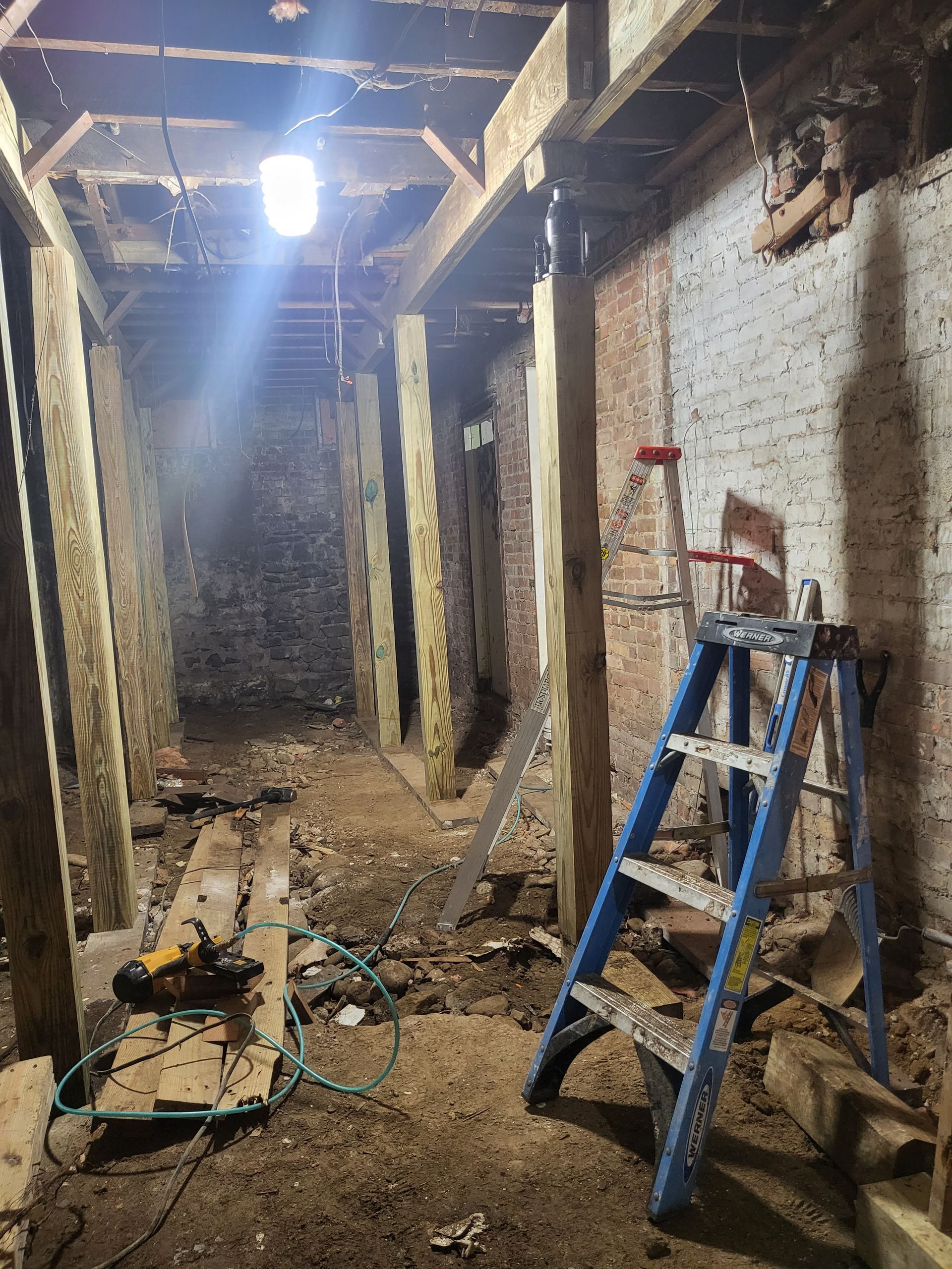 a blue ladder is sitting in the middle of a dark room